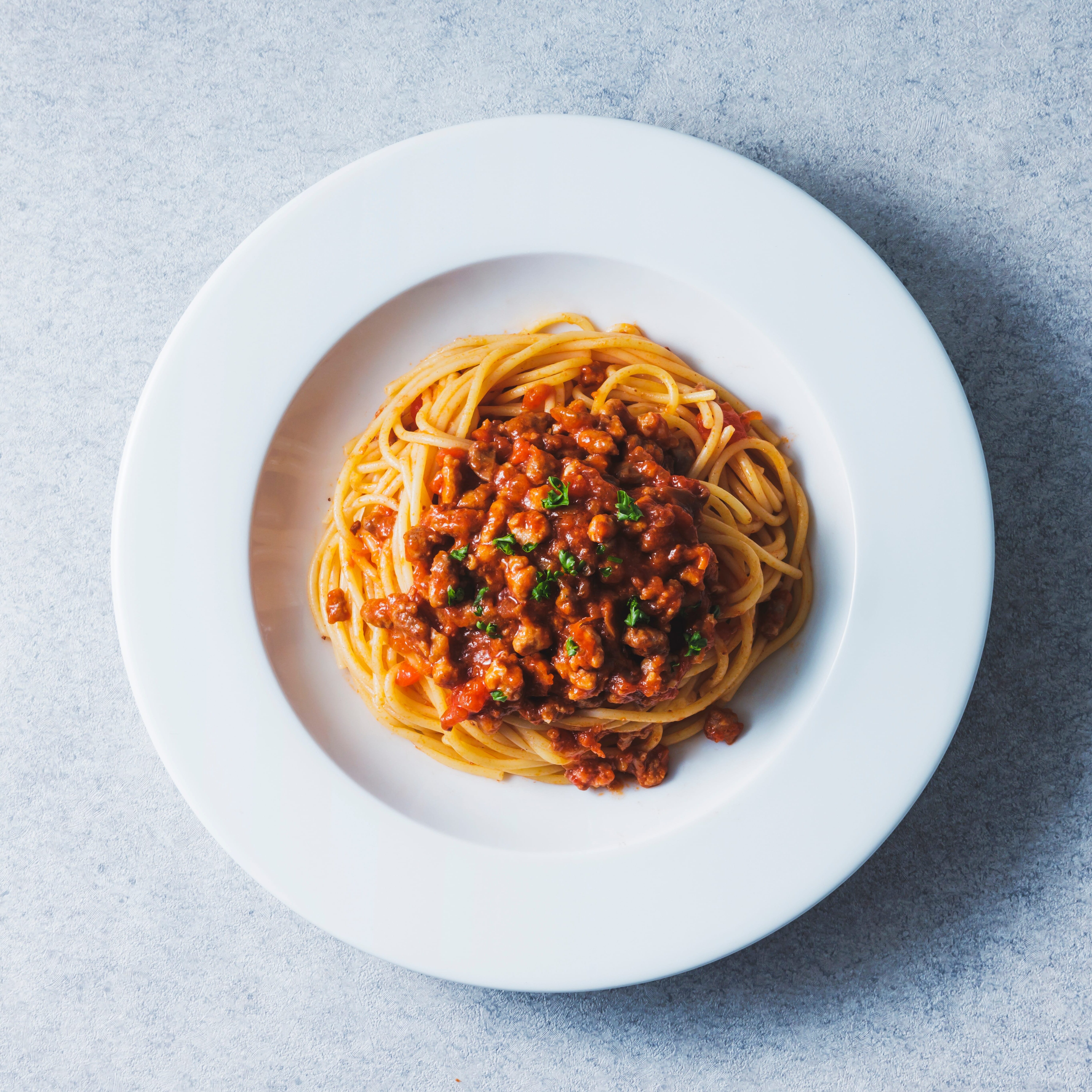 Spaghetti,Bolognese,On,A,White,Plate