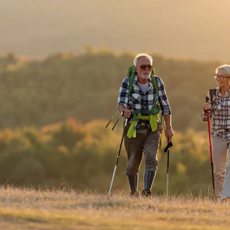 couple-walking-knee-replacement-involve